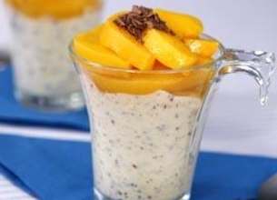 Verrine de riz au lait, pépites de chocolat et pêches au thé