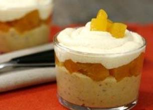 Verrine de semoule au lait, crème pralinée et dés d'abricots