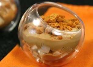 Verrine express café, dés de poire et spéculoos