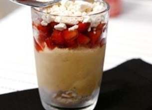 Verrine glacée façon vacherin caramel - fraises