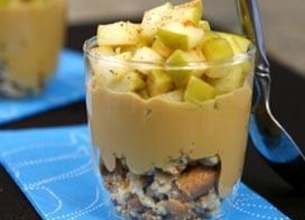 Verrine pomme épicée, caramel et éclats de macarons