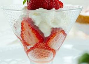 Verrines de fraises à la crème fouettée