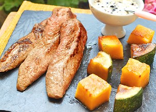 Aiguillettes de canard, melon et courgettes grillées à la plancha, sauce au poivre
