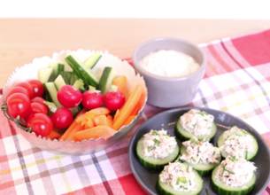 Apéritif de bouchées de légumes croquants et faisselle au roquefort