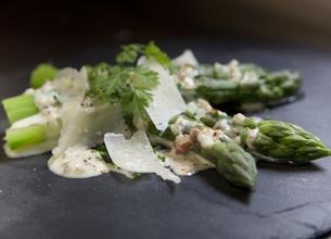 Asperges vertes tièdes, crème de jambon de Bayonne