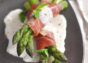 Asperges vertes au jambon de pays et crème basilic