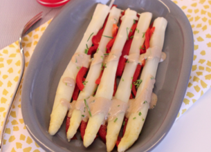 Asperges et poivrons, crème acidulée