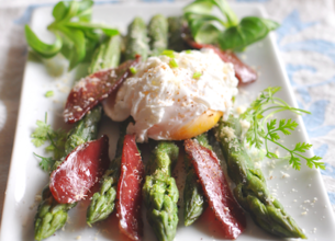 Asperges rôties et oeuf poché au magret fumé