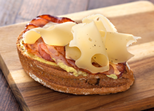 Tartine au bacon et à l'emmental