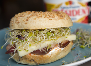 Bagels au confit de canard séché et Ossau Iraty
