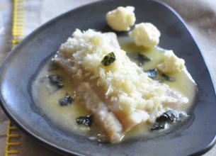 Bar au beurre d'algues et semoule de chou-fleur