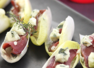 Barquettes d’endives au Roquefort et magret fumé