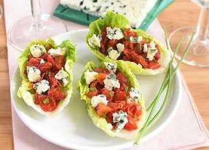 Barquettes de sucrine au Roquefort Société et tomates