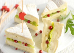 Bouchées de camembert farci à la fondue de poireau et baies roses