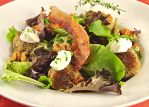 Boudin noir pané sur lit de mesclun aux noix