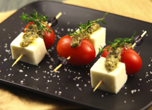 Brochettes de tomates cerise, mozzarella et pistou.