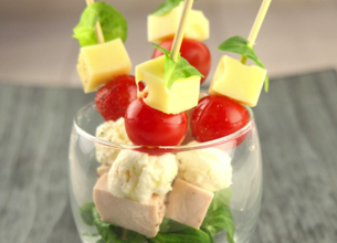 Brochettes d'Emmental, tomates, Mozzarella et poulet