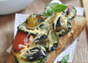 Bruschetta aux légumes grillés et Emmental
