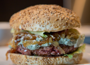 Burgers au bleu et oignons caramélisés
