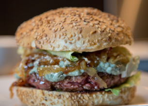 Burgers au bleu Pont de la Pierre et oignons caramélisés