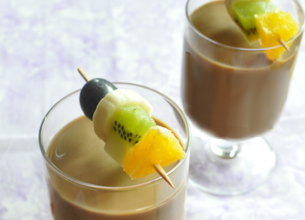 Café au lait glacé et brochette de fruits de saison