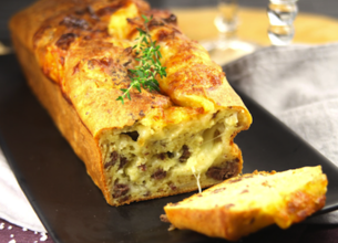 Cake au bœuf haché, aux oignons et à la mozzarella