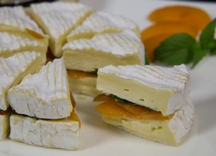Camembert surprise à l’abricot et basilic