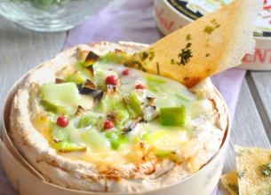 Camembert rôti à la fondue de poireaux, mouillettes de bricks persillées