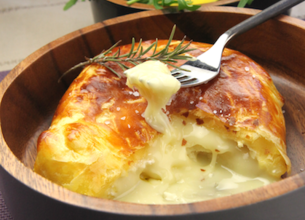 Camembert en croûte et salade de légumes