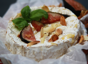 Camembert fondant aux figues et aux pignons