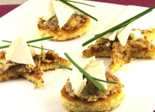 Canapés briochés au beurre de figue et copeaux de chèvre