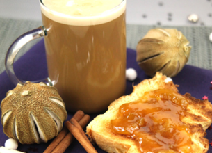 Cappuccino et ses toasts à la confiture de mirabelle et aux épices
