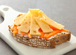 Tartine savoureuse aux carottes et à l’emmental