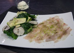 Carpaccio de bar à l'huile vanillée et salade fraîcheur 