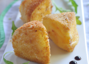 Fromage en croûte et mesclun au caramel balsamique