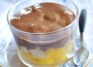 Cocktail de fruits exotiques sous un lit de crème chocolatée