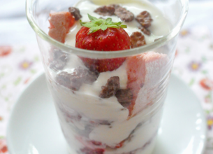 Comme un tiramisù rose aux fruits rouges