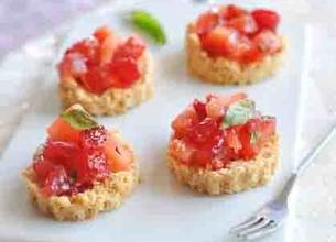 Amuse-bouches au caviar de tomates et fraises
