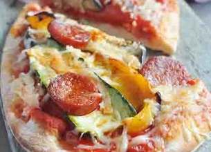 Pizza aux légumes grillés et chorizo