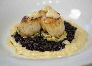 Saint-jacques beurre blanc, fondue de poireaux et riz noir