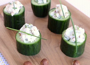 Concombre farci au chèvre frais et noisettes grillées