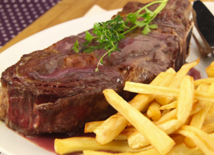 Côte de boeuf, sauce écarlate et frites de panais au beurre clarifié
