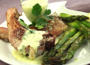Côtelettes d'agneau, crème aux herbes et asperges rôties
