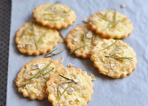 Crackers aux fleurs de romarin