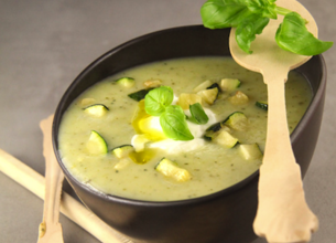 Crème glacée de courgettes, caillé de brebis au basilic