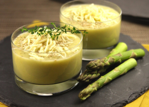 Creme D'asperges Vertes Au Sesame Julienne De Mozzarella