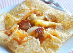 Crêpes aux fruits en robe caramel au beurre salé