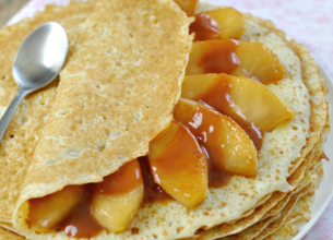 Crêpes à la confiture de lait et pommes fondantes
