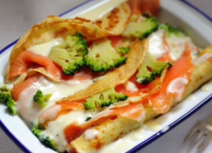 Crêpes roulées au saumon et aux brocolis