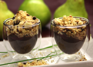 Crumble chocolat, poires et noisettes